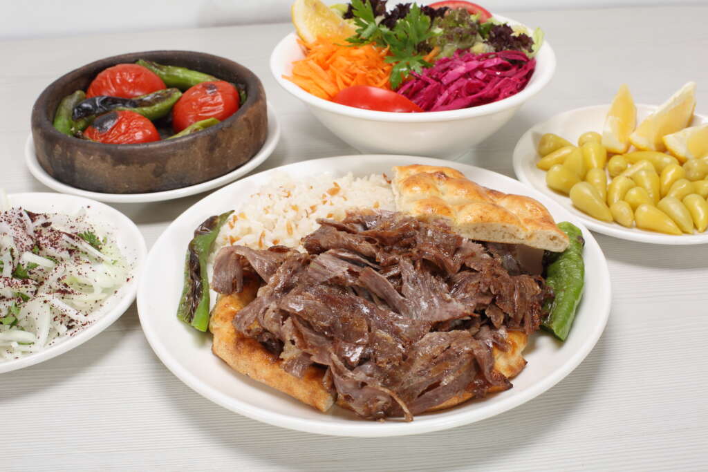 Geleneksel Lezzetin Peşinde: Yerli Kesim Süt Dana Etinden Hazırlanan İncecik Et Döner